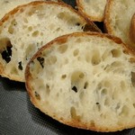 ル・プチメック東京 - バゲットリュスティック1/2　外皮がうすい繊細なバゲット
      右のバゲット・シトロンと比べてみて