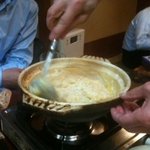 小やなぎ - 白子雑炊をつくってくれているおばちゃんの手