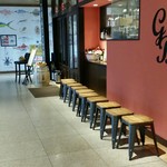 トラットリア グランボッカ - そとの待ち椅子