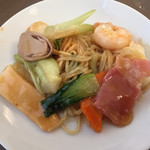 龍天楼 - 小皿に取り分けて食います
      具材のチェックも兼ねて・・