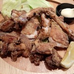 旨唐揚げと居酒メシ ミライザカ - モモ一本グローブ揚げ（店員さんのカット後です）