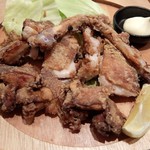 Uma Karaage To Izakameshi Mirai Zaka - モモ一本グローブ揚げ（店員さんのカット後です）