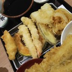 揚げ天まる - 鶏、海老、キス、玉ねぎのかき揚げ、かぼちゃ、なす、穴子豪華だよ！