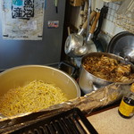 生ホルモン処 おさむちゃん。 - 仕込み中のもやしとクッパのスープ