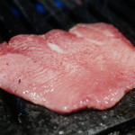 生ホルモン処 おさむちゃん。 - 牛タンを焼いているとこと