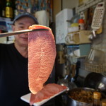 生ホルモン処 おさむちゃん。 - みすじを持ち上げるおさむちゃん