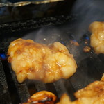 生ホルモン処 おさむちゃん。 - シマチョウを焼いているところ