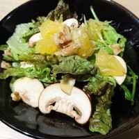 鳥恵 上野広小路店 - マッシュルームと柑橘のサラダ