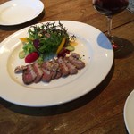 インバーハウス - 『本日のグラスワインと料理のマリアージュセット』赤ワインと自家製カモ肉の燻製