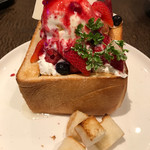 カラオケパセラ - THE 春ベリー 練乳トースト 1000円