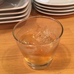 神田 日本酒バル 酒趣 - 先に出てくるアイスティー