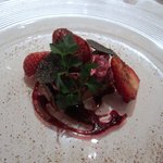 ラ・ロシェル - フォアグラのテリーヌと苺の燻製（ポルト酒の香り）。
