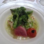 ラ・ロシェル - 天然真鯛のグリエ　キャベツのプレゼ（タイム風味ムール貝の旨味と共に）。