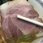 はやし - 豚肩ロース肉のチャーシュ は肉厚で美味しいチャーシューです。