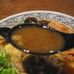 ムジナ・バー - 豚骨×鯖節のダブルという臭味のないまろやかなトロ系スープ