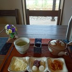 味蔵　月あかり -   高橋まゆみ人形館の カフェです
      日替わり  こびれ 500円
左から いもなます   白玉ぜんざい  お漬物