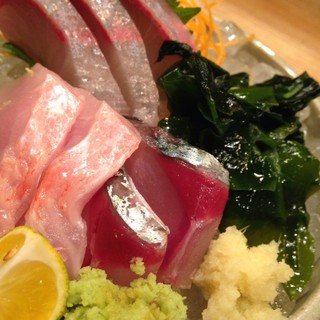 高知直送の新鮮な旬魚のお刺身が自慢！お得な盛り合わせも◎