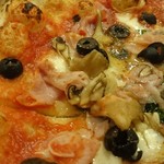 ラ ピッツァ ナポレターナ レガロ - イタリア産ハムやきのこの風味に、フルーティなトマトソースやオリーブ、バジルが合う！