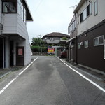 盛多や - 駐車場に向かう途中、厨房から中華鍋がガコガコとコンロに当たる音が聞こえた