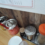 盛多や - 卓上には紅ショウガ、ゴマ、コショウが常備。たくあんもあった。
