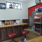 盛多や - カウンター、テーブル席、対面テーブル席の構成