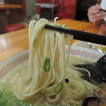 中細ストレート麺、加水率は中低級。
