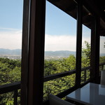 みのう山荘 - 全面ガラス張りで、長閑な筑後平野の風景を見渡せる