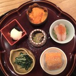 まき村 - 八寸（根室産バフンウニと生湯葉の出汁ジュレ、噴火湾産甘海老と芋茎梅肉添え、アオリイカのおかき揚げ、法蓮草ともやしの共和え、冬茹椎茸の白和え、浅蜊と蕗の薹のマリネ）