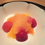 まき村 - せとか、苺、マンゴーのワインゼリーとヨーグルトムース