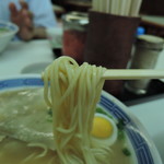 麺は微妙な平打ち中細ストレート麺 　加水率は中級。