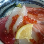 日本食レストラン 祭 - ブリッと分厚く甘い赤海老に、とろけるサーモンやイクラ、イカなど