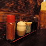 俺の串　さぶちゃん - 卓上には一味、醤油が置いてあった。