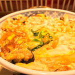 味奈登庵 - かまぼこや椎茸などを玉子でとじたもの。
      ごはんは正しく一人前でボリュームしっかり。