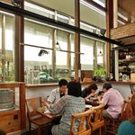 まちのパーラー - 店内のテーブル席の風景です