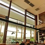 まちのパーラー - 店内のテーブル席の風景です