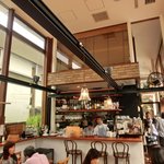 まちのパーラー - 店内のテーブル席の風景です