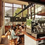 まちのパーラー - 店内のテーブル席の風景です