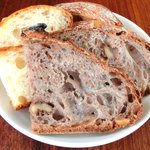 まちのパーラー - サルシッチャセット 1300円 のパン3種盛り合わせ