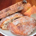 まちのパーラー - サルシッチャセット 1300円 のパン3種盛り合わせ