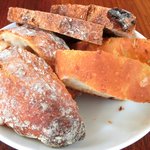 まちのパーラー - サルシッチャセット 1300円 のパン3種盛り合わせ