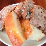 まちのパーラー - サルシッチャセット 1300円 のパン3種盛り合わせ