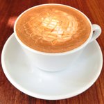 まちのパーラー - サルシッチャセット 1300円 のキャラメルカプチーノ