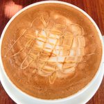 まちのパーラー - サルシッチャセット 1300円 のキャラメルカプチーノ