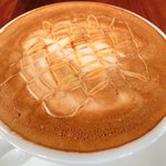 まちのパーラー - サルシッチャセット 1300円 のキャラメルカプチーノ