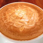 まちのパーラー - サルシッチャセット 1300円 のキャラメルカプチーノ