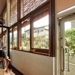 まちのパーラー - 店内のテーブル席の風景です