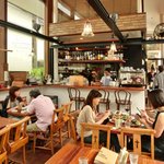 まちのパーラー - 店内のテーブル席の風景です