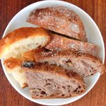 まちのパーラー - サルシッチャセット 1300円 のパン3種盛り合わせ