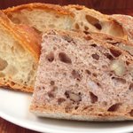 まちのパーラー - サルシッチャセット 1300円 のパン3種盛り合わせ