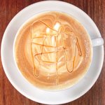 まちのパーラー - サルシッチャセット 1300円 のキャラメルカプチーノ